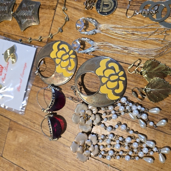 Vintage To Now Jewelry Lot Costume Estate Find Needs Cleaned. Mixed - Picture 5 of 14